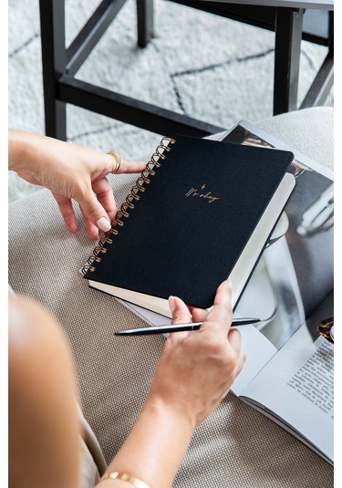 A5 Spiralli Sert Kapak Keten Çizgili Tarihsiz Not Defteri Siyah Siyah