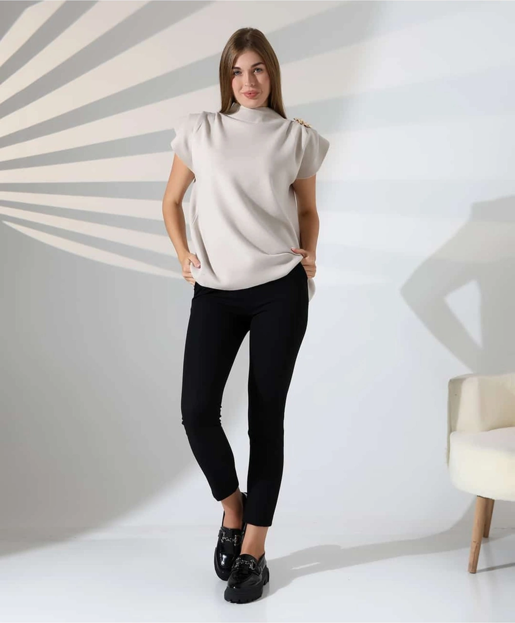 Zarif Omuz Detaylı Dik Yaka Triko Bluz Bej