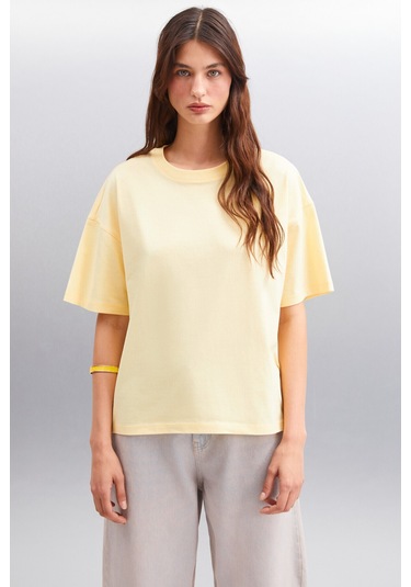 Jemmy Kadın %100 Organik Pamuk Relaxed Fit Yırtmaçlı Yuvarlak Yakalı Sarı T-shirt