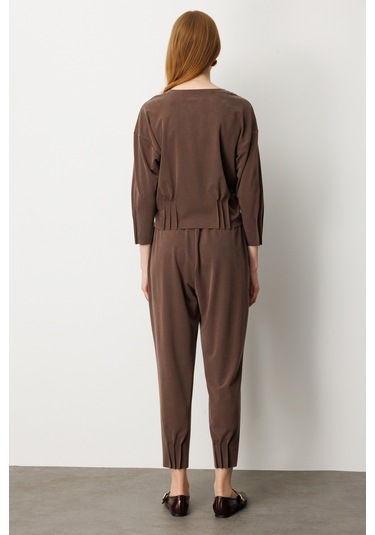 On Kadın Pile Detaylı Sıfır Yaka Bluz 64408 Kahverengi Kahverengi