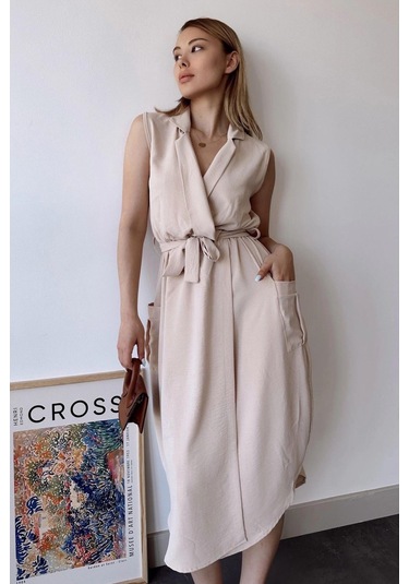 Kadın Bej Kalın Askılı, Kruvaze Yaka, Düz Desen, Aerobin Yırtmaçlı, Kemerli Midi Elbise Bej