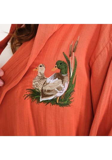 Ördek Nakışlı Kısa Kapüşonlu Müslin Kadın Bornoz-Kiremit