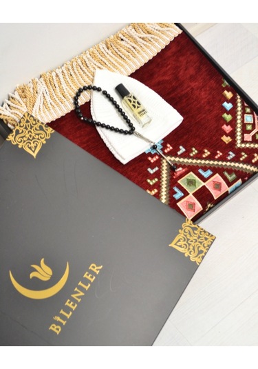 Erkekler İçin Seccade Takke Tesbih Esans Hediyelik Seti Kilim Desenli Kadife Astarlı Seccade Ve Özel Kutulu Lüks Hac Umre Hediyesi Bordo