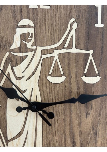 Pelince - Justitia Adalet Terazisi Figürlü - Ahşap Duvar Avukat Saati Kişiselleştirilebilir - Koyu Ahşap - 40 Cm Ahşap