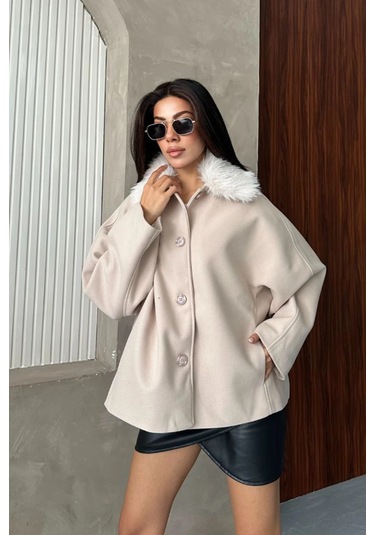 Kadın Bej Kürk Yakalı Kısa Ceket Kaşe Kumaş Oversize Geniş Kol Düğmeli Kışlık Ekru