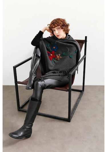 Desen Triko Kadın Örgü Çiçek İşlemeli Püsküllü Şal 24073 K.füme K.füme Koyu Füme