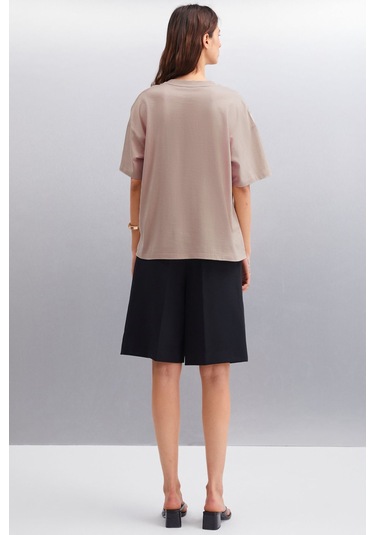 GRIMELANGE Jemmy Kadın %100 Organik Pamuk Relaxed Fit Yırtmaçlı Yuvarlak Yakalı Vizon T-shirt Vizon