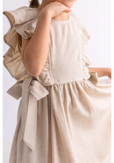 Oliventhekid Yanları Bağcıklı Kolsuz Fırfırlı Keten Sırtı Düğmeli Kız Çocuk Elbise Bej Bej