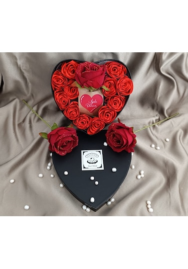 İnci Mode İyiki Varsın 12+1 Çiçekli Kalpli Kutu Hediyelik Çiçek Kutusu Siyah