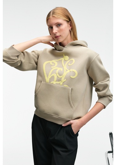 LIORAEN Kadın Baskılı Relaxed Kanguru Cepli Kapüşonlu Taş Rengi Sweatshirt