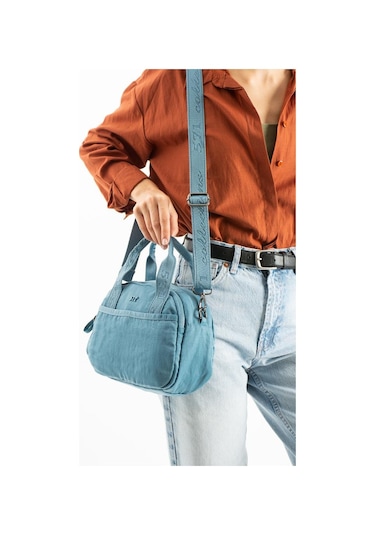Kadın Omuz Çantası Elde Tutmalı Çapraz Askılı Postacı Bayan Çantası 20 27 Cm Astarlı Hafif Kumaş Mavi