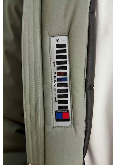 DeFactoFit Termometreli Mont Su İtici Rüzgar Geçirmez Slim Fit Dar Kesim Kapüşonlu Fermuarlı A2125AX24WNKH109