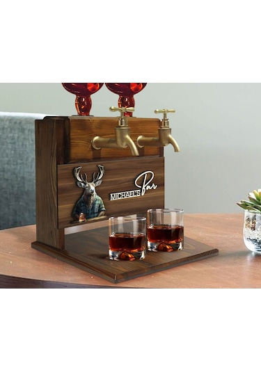 Bk Gift Kişiye Özel Kabartma Geyik Tasarımlı İsimli Çift Musluklu Doğal Ahşap İçki Standı-2, İçki Standı, Doğum Günü Hediyesi, Ev Hediyesi Kobitmeyen1