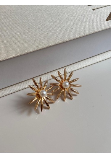 İnci Detaylı Altın Renk Çiçek Formlu Kadın Küpe Bahar Temalı Zarif Tasarım Altın