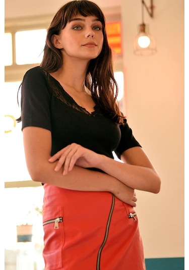 Kadın Siyah V Yaka Dantelli Kısa Kol Yumuşak Dokulu Bluz Siyah