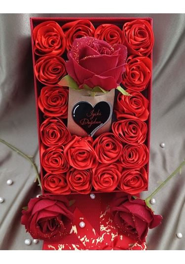 İnci Mode İyiki Doğdun 18+1 Çiçekli Kutu Hediyelik Çiçek Kutusu Kırmızı