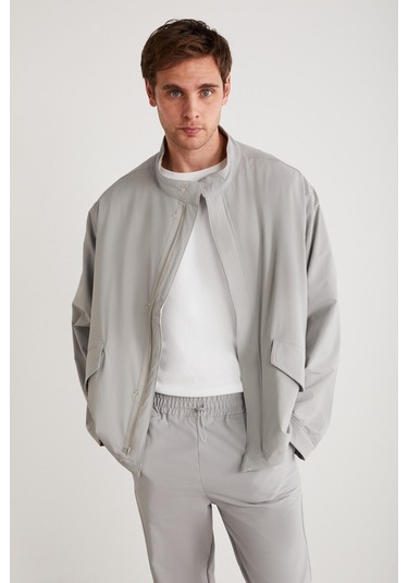 Roger Erkek Esneyen Teknik Kumaşlı Çift Fermuarlı Astarlı Kol Manşetli Kapaklı Cepli Gri Ceket
