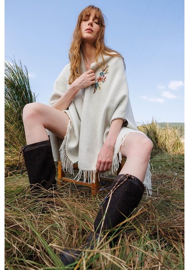 Kadın Yakası İşlemeli Koldan Geçmeli Büyük Yün Panço Kemik Kemik