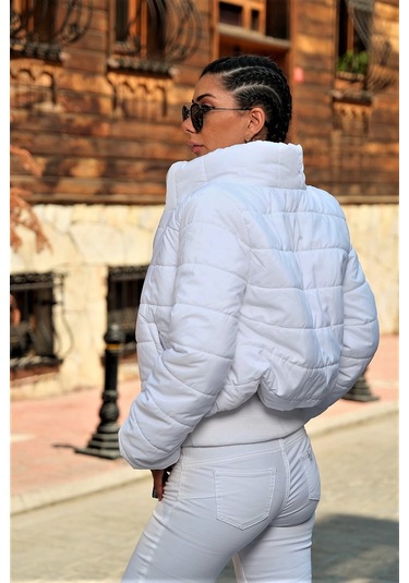 Kadın Beyaz Dik Yaka Su Geçirmez Fermuar Kapamalı Kısa Şişme Mont