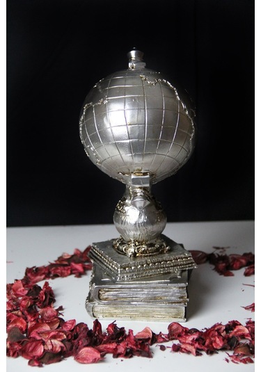 Doremcy Dekoratif Gümüş Kitaplı Dünya Küre Ev Ve Ofis Hediyelik Polyester Döküm Biblo Gümüş