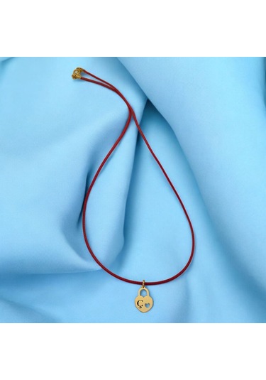 Ç Harfine Özel Kırmızı Bağlıklı Kalp Figürlü 14 Ayar Altın Plakalı Hediyelik Kolye-633harf Ç