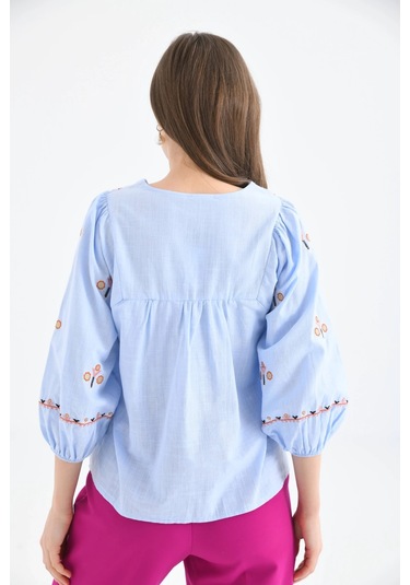 Kadın Bisiklet Yaka Balon Kol Otantik Nakış Detaylı Dokuma Bluz Bebe Mavi