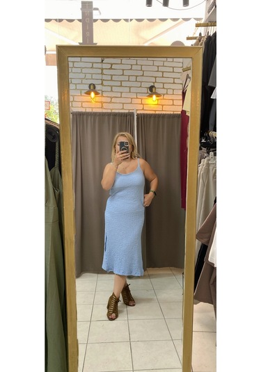 Tuba Toptaş Yırtmaçlı Gofre Elbise Mavi