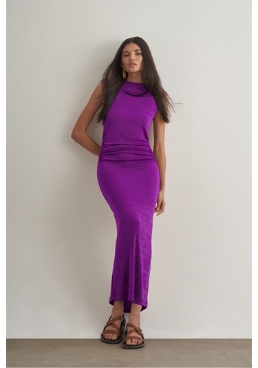 Mizalle Yan Büzgü Detaylı Vatkalı Uzun Kolsuz Mor Bodycon Elbise Mor