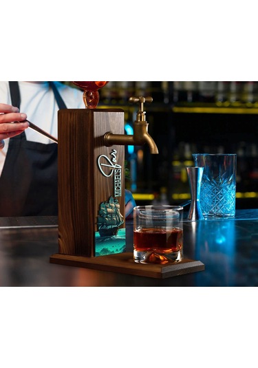 Bk Gift Kişiye Özel Kabartma İsimli Manzara Tasarımlı Musluklu Ahşap Viski Standı-27 Viski Çeşmesi, Doğum Günü Hediyesi, İçki Dispenseri Kobitmeyen137