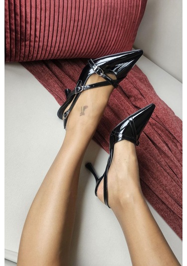 10 1103 Topukla Kadın Bilekden Bağlamalı Kısa Topuklu Sivri Burun Ayakkabı Siyah Rugan