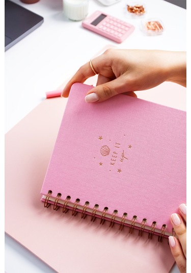 A5 Spiralli Sert Kapak Keten Kareli Tarihsiz Not Defteri Şeker Pembe Şeker Pembe