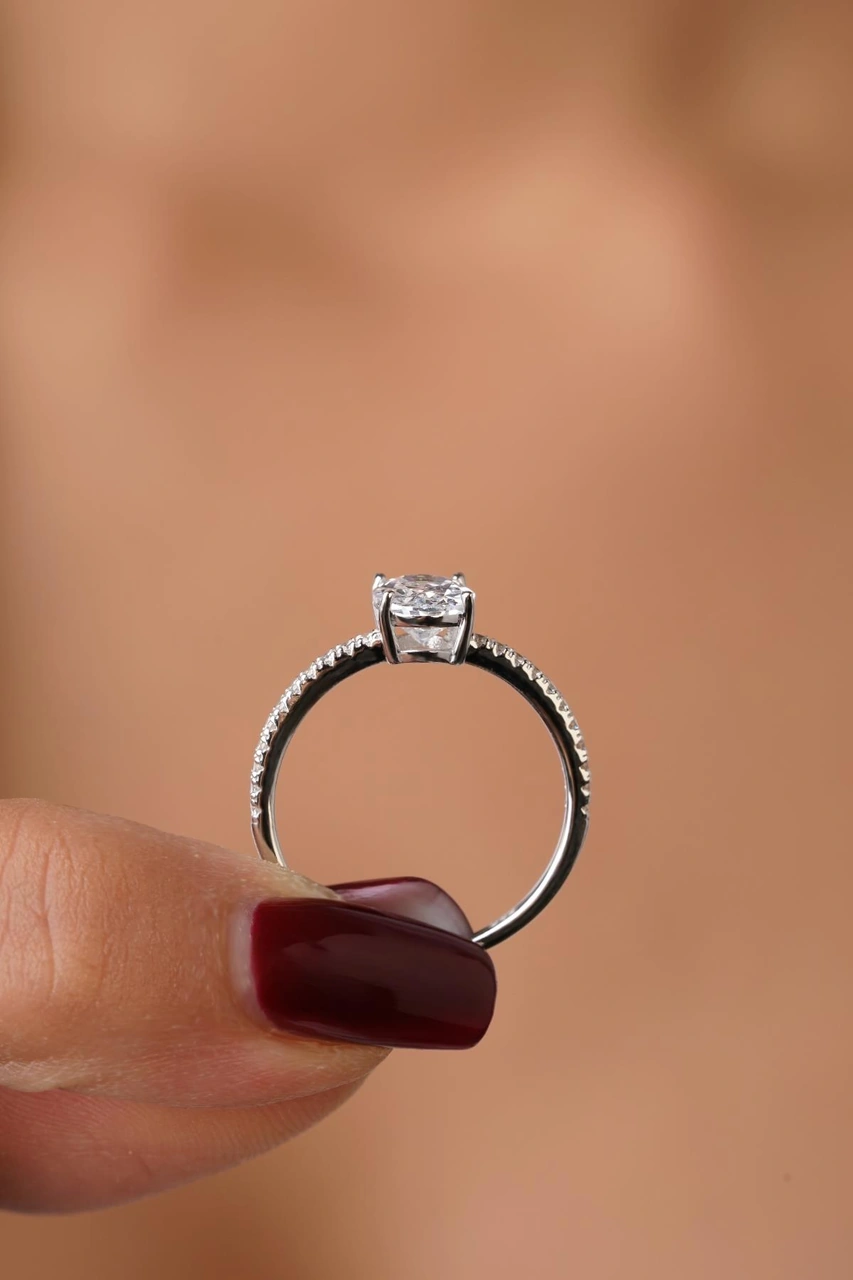 14 Ayar Altın Oval Baget Taşlı Yüzük Beyaz Altın