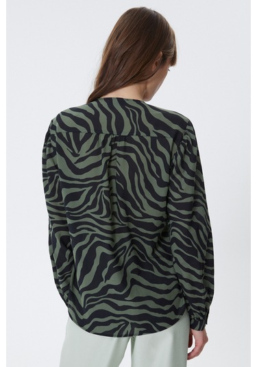 Yeşil V Yaka Gömlek Desenli