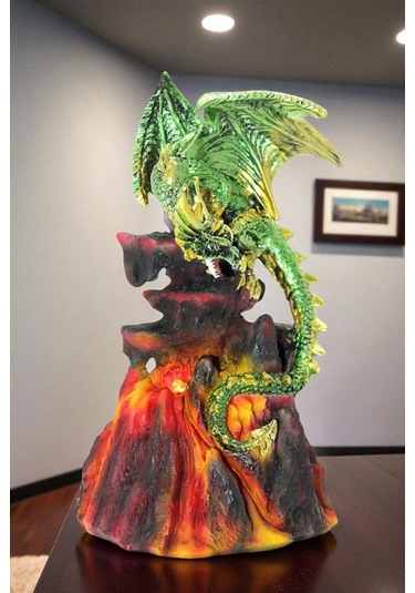 Volkanda Duran Dragon Figürü