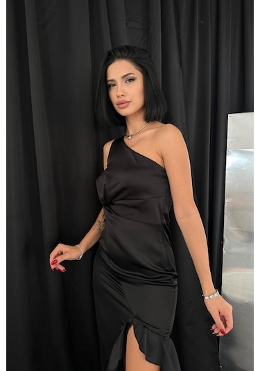 The İstanbul Siyah Volanlı Saten Abiye Siyah