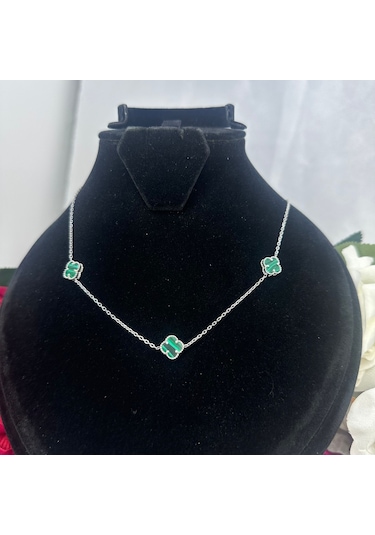 Yonca 3'lü Yeşil Taşlı Kadın Kolyesi 925 Ayar Gümüş Rodyumlu 8 Mm Gümüş Yonca 3'lü Yeşil Taşlı Kadın Kolyesi 925 Ayar Gümüş Rodyumlu 8 Mm Gümüş