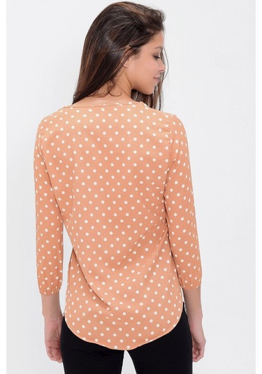Kadın Pudra Yakası Yırtmaçlı Krep Bluz Truvakar Kol Puantiyeli Ve Giy Çık - Tesettüre Uygun Pudra