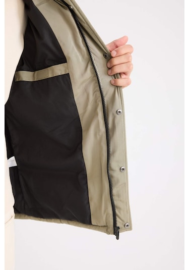 DeFacto Regular Fit Kapüşonlu Fermuarlı Cepli Şişme Yelek D6285AX25SPKH465