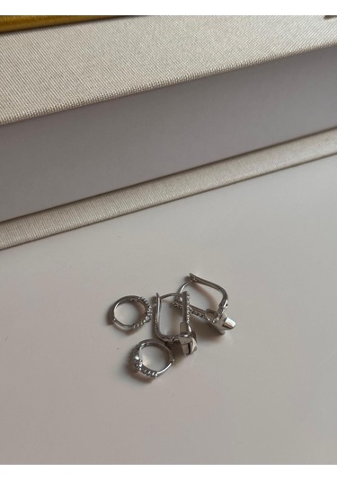 Yıldız Figürlü Taş Detaylı Gümüş Renk Küpe Seti Işıltılı Ve Modern Tasarım Gümüş