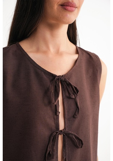 4717 Kadın Önü Bağcıklı Fırfırlı Kolsuz Keten Bluz Kahve Kahve