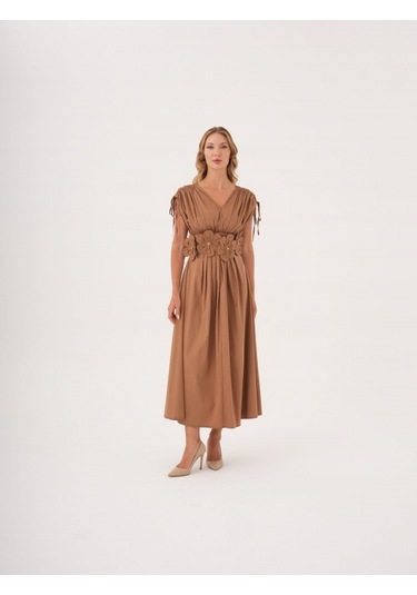 Kadın Bel Detaylı Kısa Kollu Elbise Çiçek Aplikeli, Büzgü Ve Bağcık Detaylı, %100 Pamuk Camel