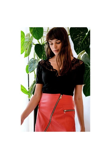 Kadın Siyah V Yaka Dantelli Kısa Kol Yumuşak Dokulu Bluz Siyah