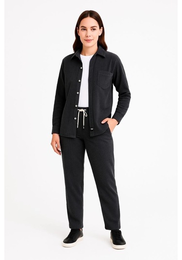 Kadın Kadife Oversize Takım - Gömlek Ve Pantolon İkili Set Füme Corduroy Şıklığı, Rahat Ve Zarif Duruş Yumuşak Dokulu Kadife Kumaş, Düğmeli Gömlek Üst Ve Lastikli Pantolon Alt Parça İle Gün Boyu Konfor- Siyah Çok Renkli