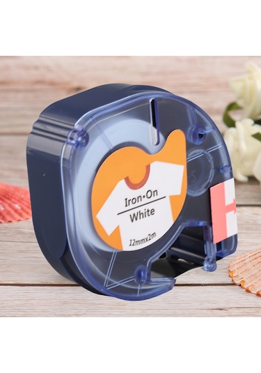 Moveevo Dymo Uyumlu Baskı Etiket Bandı, 12mmx2m, Beyaz Üzeri Siyah, Yüksek Sıkma Dayanımı, Kumaşa Ütüleyerek Uygulanır 1 Adet