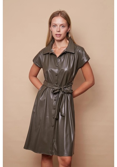 Kadın Hafif Likralı Ekolojik Deri Yakalı Düşük Omuzlu Yan Cepli Düğmeli Diz Boy Elbise-haki Haki