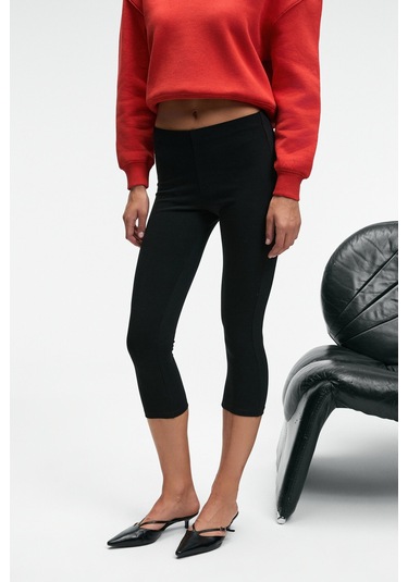 SYRELIA Kadın Esnek Kumaşlı Slim Fit Capri Siyah Tayt