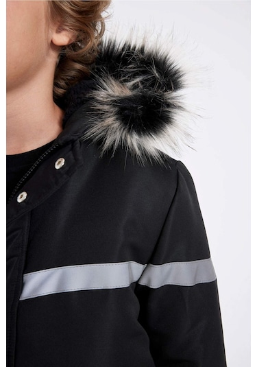 DeFacto Erkek Çocuk Çıkarılabilir Suni Kürk Yaka Kapüşonlu Pelüş Astar Parka C8786A824WNBK27