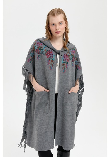 Kadın Kapüşonlu Nakış İşlemeli Yanı Püsküllü Panço Füme Füme