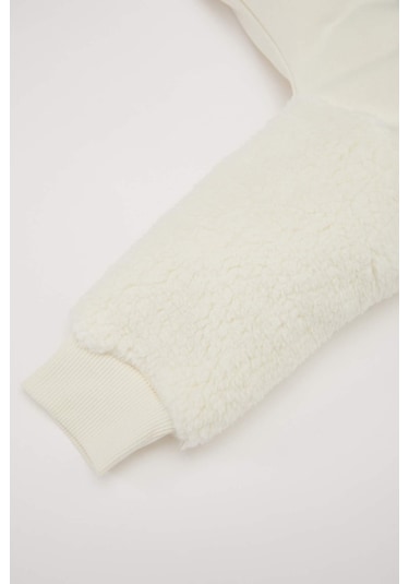 DeFacto Kız Bebek Bisiklet Yaka Yılbaşı Temalı İçi Yumuşak Tüylü Sweatshirt D6229A524WNER233 Ekru DeFacto Kız Bebek Bisiklet Yaka Yılbaşı Temalı İçi Yumuşak Tüylü Sweatshirt D6229A524WNER233 Ekru