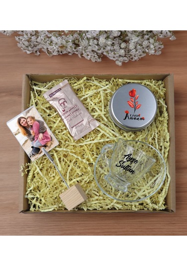 Bk Gift Kişiye Özel İsimli Cam Kahve Fincanı & Türk Kahvesi & Ahşap Fotoğraf Tutucu & Gümüş Metal Kutuda Kokulu Mum Hediye Seti-2, Anneye Hediye, Anne